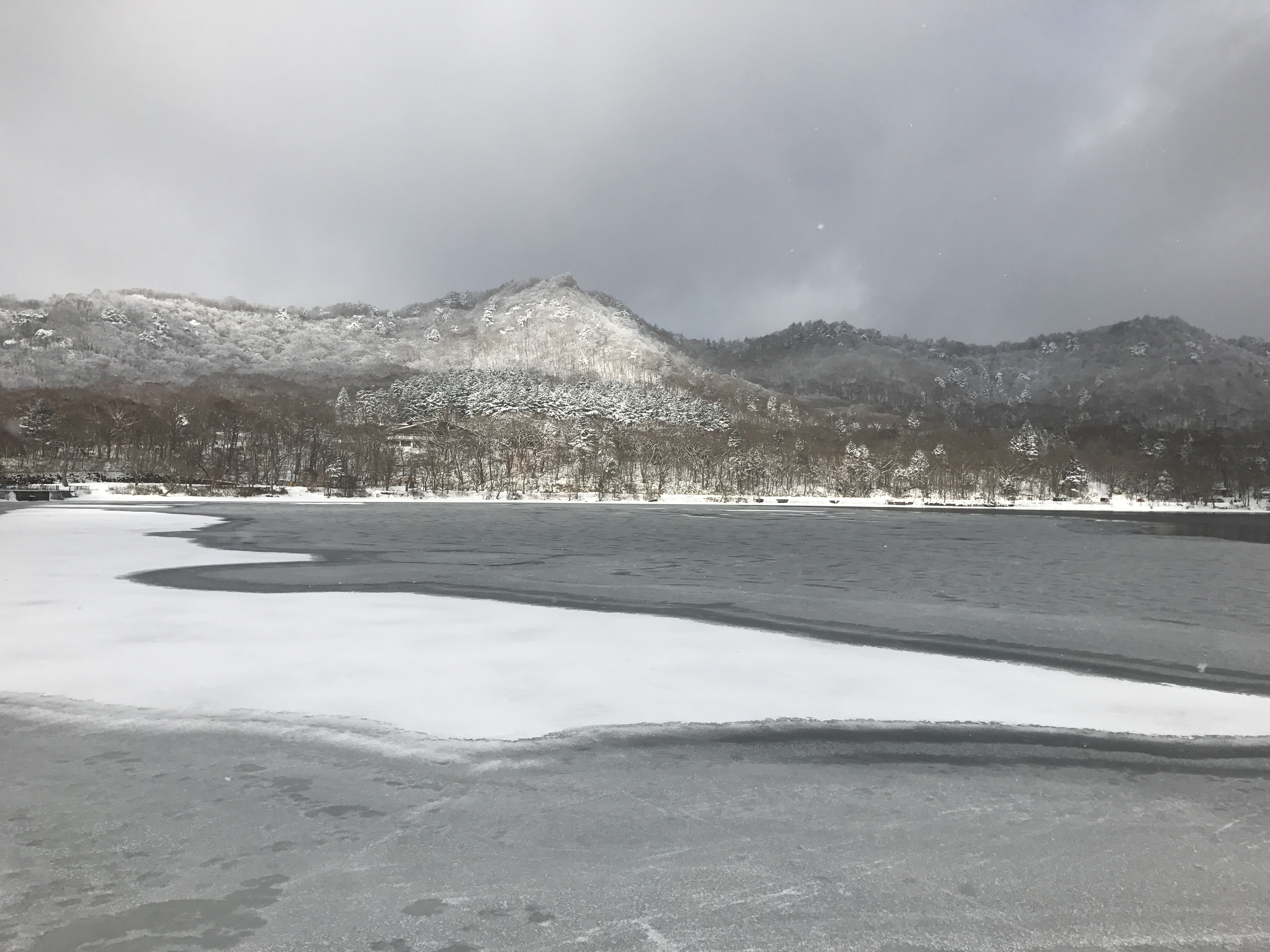 赤城山大沼一部結氷 青木旅館